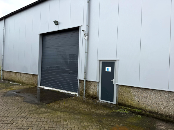 Unisol – Reinigen gevels en overheaddeur